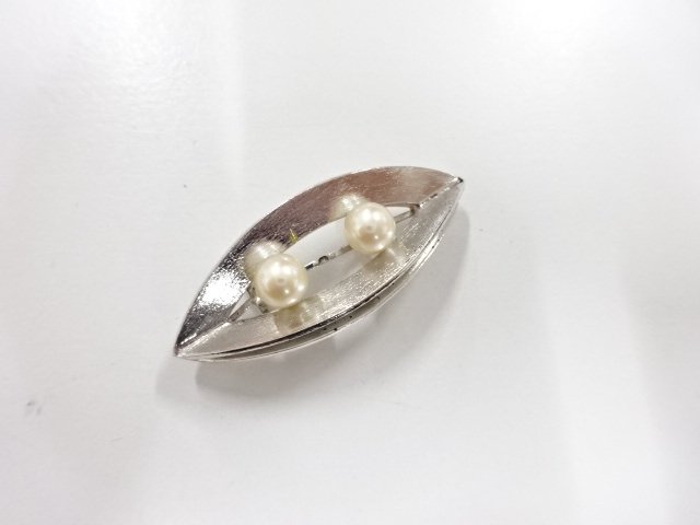 JAPANESE KIMONO / ANTIQUE ANTIQUE PEARL OBIDOME (SASH CLIP)